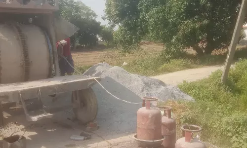 Bareilly: ठेकेदार की मनमानी, सड़क निर्माण में गैस सिलेंडर का उपयोग Bareilly: ठेकेदार की मनमानी, सड़क निर्माण में गैस सिलेंडर का उपयोग