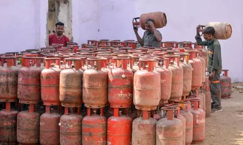 मेहतपुर में खाली सिलेंडर मिले, अभी तक जमाखोरी की कोई खबर नहीं: Admin