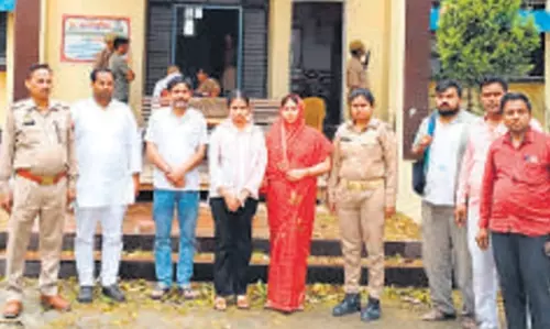 Bareilly: वाराणसी की किशोरी को सुरक्षित परिजनों के सुपुर्द Bareilly: वाराणसी की किशोरी को सुरक्षित परिजनों के सुपुर्द