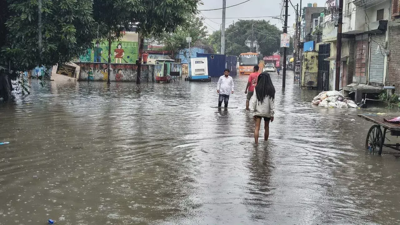 Bareilly: कई क्षेत्रों में बारिश से तापमान में गिरावट Bareilly: कई क्षेत्रों में बारिश से तापमान में गिरावट