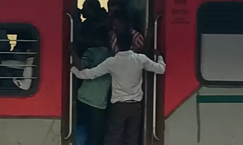 Bareilly: स्पेशल ट्रेन के बावजूद सीट पाने को धक्का-मुक्की Bareilly: स्पेशल ट्रेन के बावजूद सीट पाने को धक्का-मुक्की
