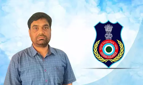 Bhubaneswar: बकाया वेतन जारी करने के लिए 6,000 रुपये की रिश्वत मांगने पर अकाउंटेंट गिरफ्तार Bhubaneswar: बकाया वेतन जारी करने के लिए 6,000 रुपये की रिश्वत मांगने पर अकाउंटेंट गिरफ्तार