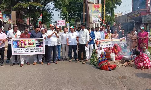 Commercial सिलिंडर की कमी: दांडेली ब्लॉक कांग्रेस का विरोध प्रदर्शन Commercial सिलिंडर की कमी: दांडेली ब्लॉक कांग्रेस का विरोध प्रदर्शन