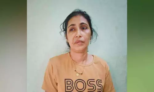 Kerala : कस्टम अधिकारी बनकर लाखों की ठगी करने के आरोप में महिला गिरफ्तार Kerala : कस्टम अधिकारी बनकर लाखों की ठगी करने के आरोप में महिला गिरफ्तार