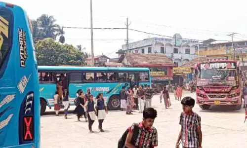 Kerala: दुर्घटना के बाद बस स्टैंड पर यात्रियों में अफरा-तफरी Kerala: दुर्घटना के बाद बस स्टैंड पर यात्रियों में अफरा-तफरी
