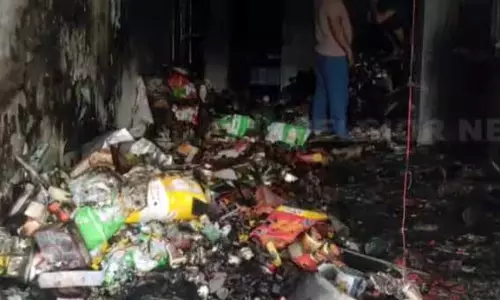 Janipur में आग से कॉस्मेटिक स्टोर तबाह, 50 लाख रुपये का सामान जलकर खाक Janipur में आग से कॉस्मेटिक स्टोर तबाह, 50 लाख रुपये का सामान जलकर खाक