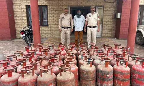 अखनूर में 50 चोरी के LPG सिलेंडर बरामद, एक गिरफ्तार अखनूर में 50 चोरी के LPG सिलेंडर बरामद, एक गिरफ्तार