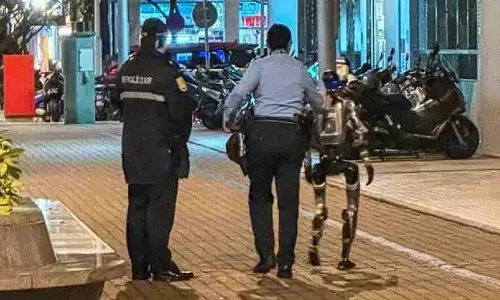चीन के मकाऊ में एक बुजुर्ग महिला को डराने के आरोप में Humanoid Robot गिरफ्तार चीन के मकाऊ में एक बुजुर्ग महिला को डराने के आरोप में Humanoid Robot गिरफ्तार