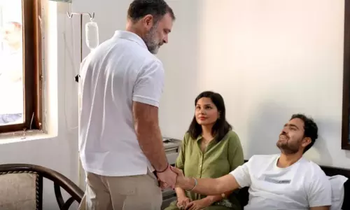 राहुल गांधी ने CRPF के सहायक कमांडेंट अजय मलिक से मुलाकात की राहुल गांधी ने CRPF के सहायक कमांडेंट अजय मलिक से मुलाकात की
