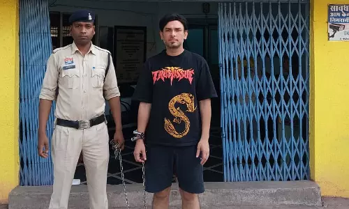 विदेशी मुद्रा के नाम पर ठगी करने वाला अरेस्ट, रायपुर के कारोबारी को लगाया था चूना विदेशी मुद्रा के नाम पर ठगी करने वाला अरेस्ट, रायपुर के कारोबारी को लगाया था चूना