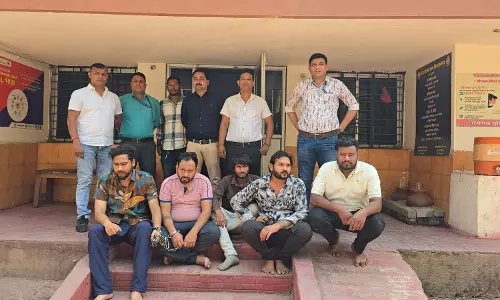 साइबर फ्रॉड गैंग से जुड़े 5 सदस्य गिरफ्तार, 2 करोड़ की ठगी का खुलासा साइबर फ्रॉड गैंग से जुड़े 5 सदस्य गिरफ्तार, 2 करोड़ की ठगी का खुलासा