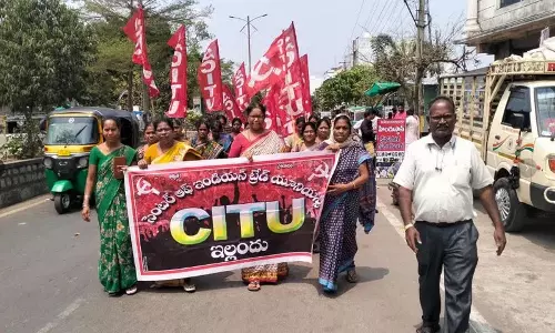 येल्लंदु में अवैध गिरफ़्तारी के विरोध में CITU की विरोध रैली येल्लंदु में अवैध गिरफ़्तारी के विरोध में CITU की विरोध रैली
