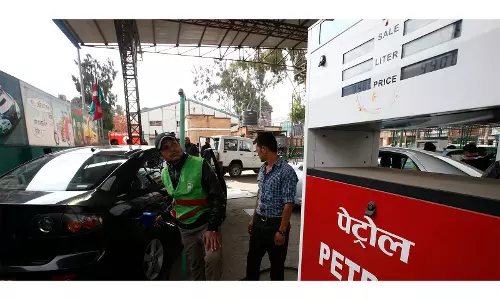 पश्चिम एशिया में बढ़ते तनाव के बीच Nepal ने पेट्रोल की कीमतें 15 रुपये प्रति लीटर बढ़ाईं