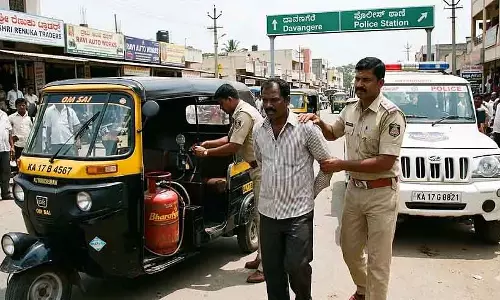 Davanagere : ऑटो में घरेलू LPG गैस इस्तेमाल करने के आरोप में एक व्यक्ति गिरफ्तार Davanagere : ऑटो में घरेलू LPG गैस इस्तेमाल करने के आरोप में एक व्यक्ति गिरफ्तार