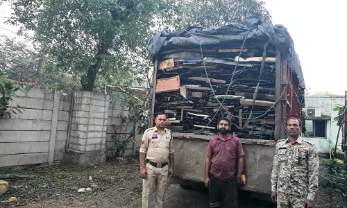 4 वाहनों से 88 टन स्क्रैप जब्त, अवैध कबाड़ परिवहन पर कार्रवाई जारी 4 वाहनों से 88 टन स्क्रैप जब्त, अवैध कबाड़ परिवहन पर कार्रवाई जारी