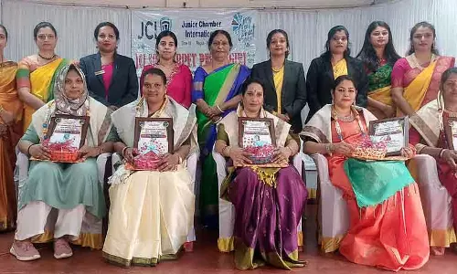 Karnataka : महिला उपलब्धि हासिल करने वालों को पंचरत्न पुरस्कार प्रदान किए गए Karnataka : महिला उपलब्धि हासिल करने वालों को पंचरत्न पुरस्कार प्रदान किए गए