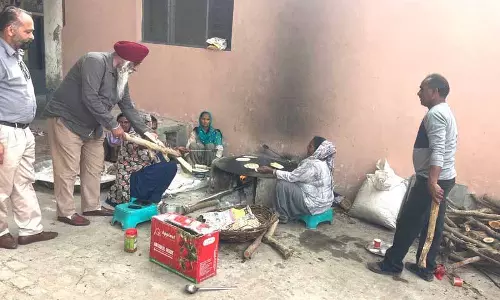 LPG संकट, सामुदायिक रसोई चलाने वालों ने खाना बनाने के लिए लकड़ी का इस्तेमाल शुरू किया