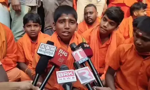 तेलंगाना के स्कूल में Hanuman mala पहनने पर छात्रों को 21 दिनों के लिए निलंबित किया गया तेलंगाना के स्कूल में Hanuman mala पहनने पर छात्रों को 21 दिनों के लिए निलंबित किया गया