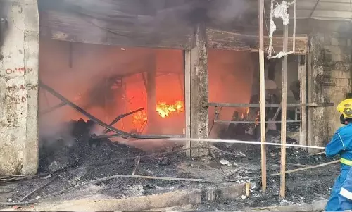 Falaknuma में फारूक नगर बस स्टैंड के पास भीषण आग Falaknuma में फारूक नगर बस स्टैंड के पास भीषण आग