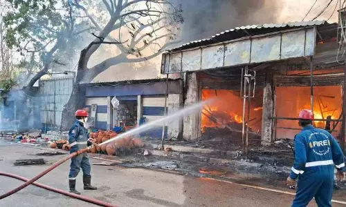 Falaknuma Road पर सोफ़ा बनाने वाली यूनिट में भीषण आग लगी Falaknuma Road पर सोफ़ा बनाने वाली यूनिट में भीषण आग लगी
