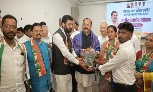 महाराष्ट्र में BJP-Shiv Sena छोड़कर कई नेता कांग्रेस में शामिल हुए महाराष्ट्र में BJP-Shiv Sena छोड़कर कई नेता कांग्रेस में शामिल हुए