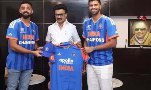 टी20 वर्ल्ड कप जीतने के बाद तमिलनाडु के CM स्टालिन से मिले वरुण और सुंदर टी20 वर्ल्ड कप जीतने के बाद तमिलनाडु के CM स्टालिन से मिले वरुण और सुंदर