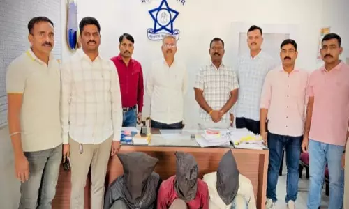 Daund में 10 चोरियां सुलझीं; 4 गिरफ्तार, इनमें एक सराय मालिक भी शामिल Daund में 10 चोरियां सुलझीं; 4 गिरफ्तार, इनमें एक सराय मालिक भी शामिल