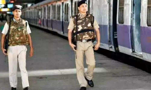 RPF कर्मियों ने लैपटॉप और नकदी से भरे खोए हुए बैग लौटाए RPF कर्मियों ने लैपटॉप और नकदी से भरे खोए हुए बैग लौटाए