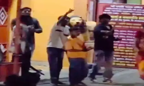 Raipur Breaking: मेडिकल लेकर जा रहे पुलिस पर रक्सेल गैंग ने किया पथराव, देखें VIDEO...