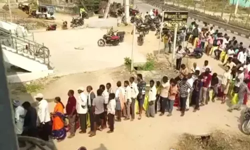 LPG कमी और कीमत बढ़ने पर वारंगल-करीमनगर में विरोध LPG कमी और कीमत बढ़ने पर वारंगल-करीमनगर में विरोध