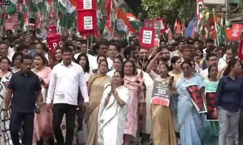 LPG संकट को लेकर ममता बनर्जी ने कोलकाता में विरोध मार्च का नेतृत्व किया LPG संकट को लेकर ममता बनर्जी ने कोलकाता में विरोध मार्च का नेतृत्व किया