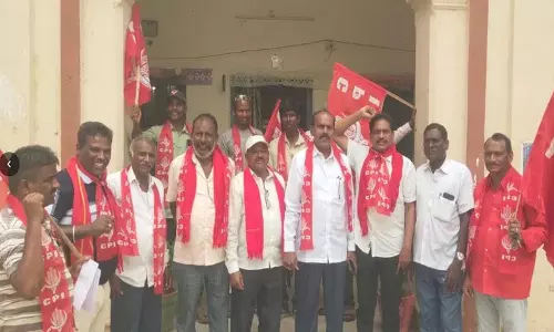 CPI ने गैस की कीमतों में तत्काल कटौती की मांग को लेकर धरना दिया CPI ने गैस की कीमतों में तत्काल कटौती की मांग को लेकर धरना दिया