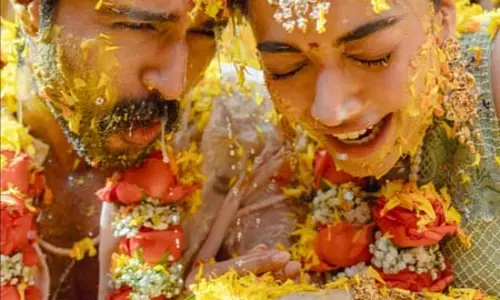 रश्मिका मंदाना की हल्दी रस्म बनी होली मस्ती का जश्न, बालों में अब भी है असर रश्मिका मंदाना की हल्दी रस्म बनी होली मस्ती का जश्न, बालों में अब भी है असर