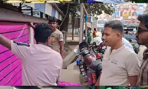 ‘Plastic Covers काम नहीं करेंगे’: सिउड़ी होर्डिंग विवाद से तृणमूल-BJP पर असर ‘Plastic Covers काम नहीं करेंगे’: सिउड़ी होर्डिंग विवाद से तृणमूल-BJP पर असर