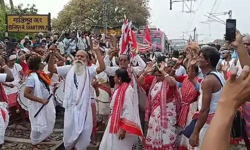 Shantipur-Bangaon लोकल अचानक रद्द, विरोध में मतुआ समुदाय ने रेल मार्ग अवरुद्ध किया Shantipur-Bangaon लोकल अचानक रद्द, विरोध में मतुआ समुदाय ने रेल मार्ग अवरुद्ध किया