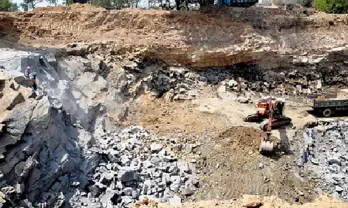 Birbhum की पत्थर खदान में ढहने से कई मज़दूरों के मारे जाने की आशंका Birbhum की पत्थर खदान में ढहने से कई मज़दूरों के मारे जाने की आशंका