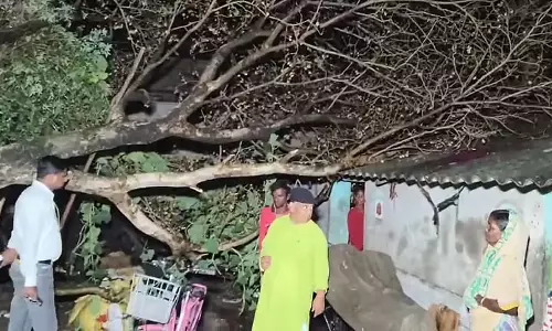 Bishnupur के विशाल इलाके तूफ़ान से तबाह, 2 की मौत, रेल सेवाएँ बाधित Bishnupur के विशाल इलाके तूफ़ान से तबाह, 2 की मौत, रेल सेवाएँ बाधित