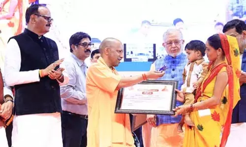 सीएम योगी ने महिलाओं से संवाद कर सरकारी योजनाओं के लाभ की हकीकत को जाना सीएम योगी ने महिलाओं से संवाद कर सरकारी योजनाओं के लाभ की हकीकत को जाना