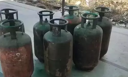 एलपीजी सिलेंडरों की पर्याप्त उपलब्धता, कलेक्टर ने अफवाहों से दूर रहने की अपील की एलपीजी सिलेंडरों की पर्याप्त उपलब्धता, कलेक्टर ने अफवाहों से दूर रहने की अपील की