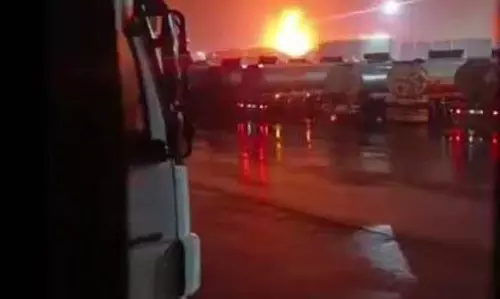 UAE में बड़ा ड्रोन हमला: ऑयल फील्ड में भड़की आग UAE में बड़ा ड्रोन हमला: ऑयल फील्ड में भड़की आग