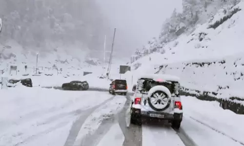 Kullu: मनाली में भारी बर्फबारी से यातायात ठप
