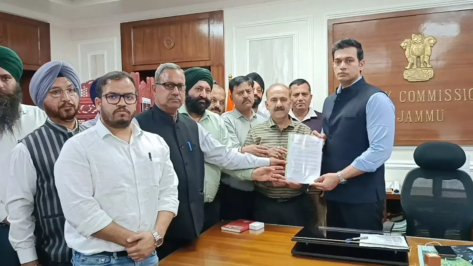 Jammu: उपायुक्त को ज्ञापन सौंपकर पेट्रोल कीमतों पर आपत्ति जताई Jammu: उपायुक्त को ज्ञापन सौंपकर पेट्रोल कीमतों पर आपत्ति जताई
