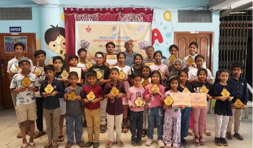 ब्रिलियंट ट्रॉफी शतरंज टूर्नामेंट में अश्विक कुमार ने जूनियर खिताब जीता ब्रिलियंट ट्रॉफी शतरंज टूर्नामेंट में अश्विक कुमार ने जूनियर खिताब जीता
