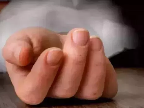 कमरे के अंदर मस्ती कर रही बच्चियों में एक की मौत, सदमे में माता-पिता कमरे के अंदर मस्ती कर रही बच्चियों में एक की मौत, सदमे में माता-पिता