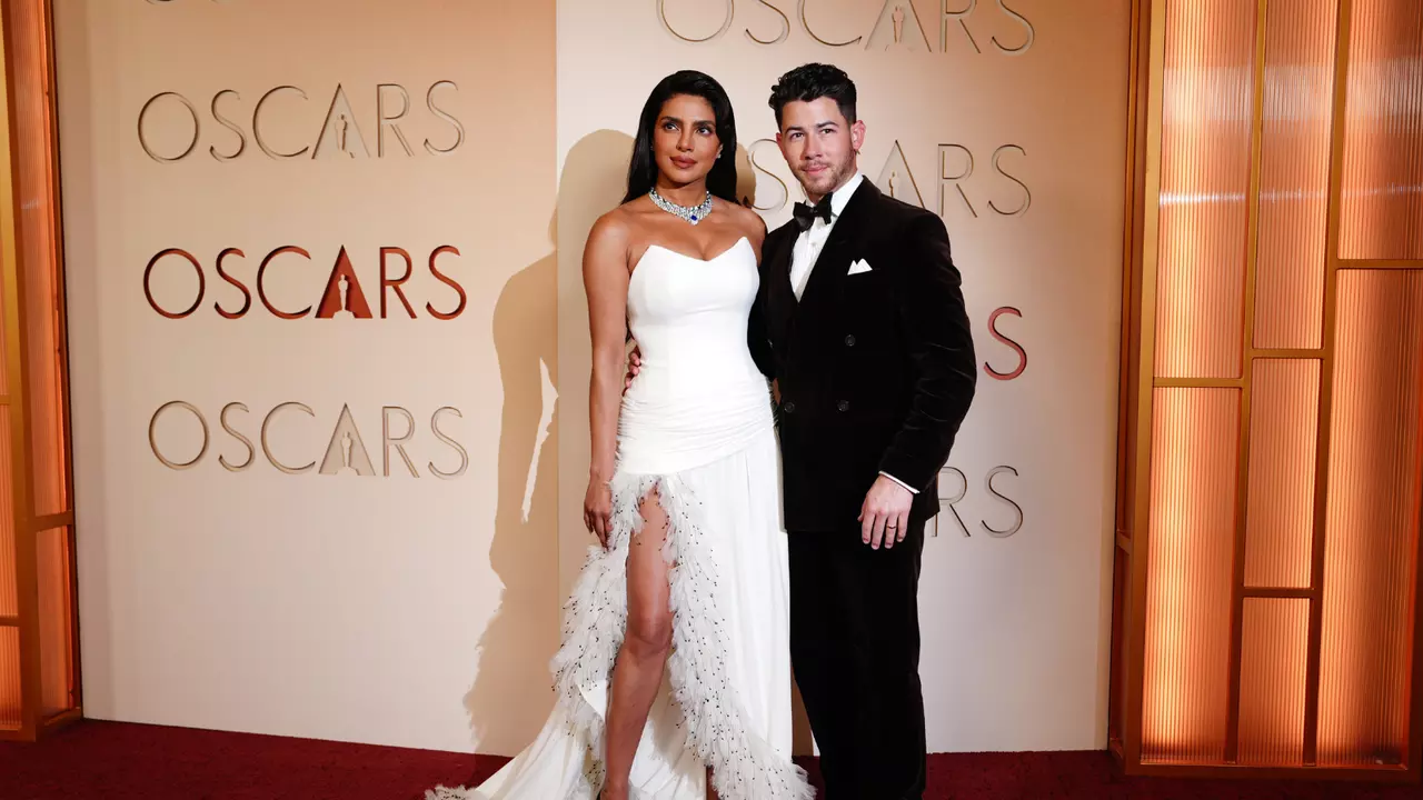 Oscars 2026: रेड कारपेट पर छाईं प्रियंका चोपड़ा और पति निक जोनस Oscars 2026: रेड कारपेट पर छाईं प्रियंका चोपड़ा और पति निक जोनस