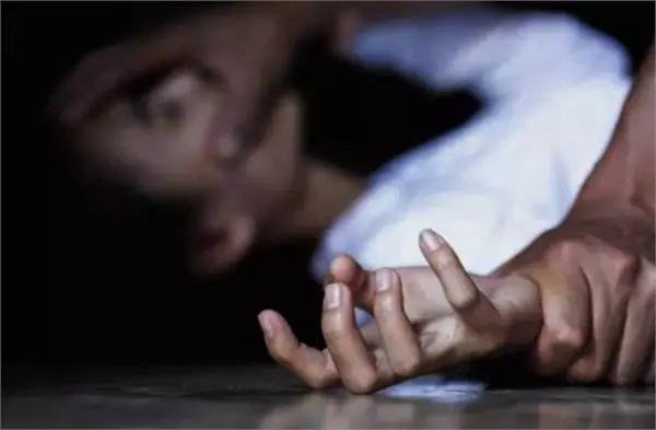 राजनांदगांव में 2 किशोरियों के साथ रेप, पुलिस ने अपहरणकर्ताओं के चंगुल से छुड़ाया राजनांदगांव में 2 किशोरियों के साथ रेप, पुलिस ने अपहरणकर्ताओं के चंगुल से छुड़ाया