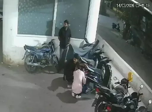 मल्टीलेवल पॉर्किंग में गाड़ी सुरक्षित नहीं, पेट्रोल और पार्ट्स चुरा ले जा रहे चोर मल्टीलेवल पॉर्किंग में गाड़ी सुरक्षित नहीं, पेट्रोल और पार्ट्स चुरा ले जा रहे चोर