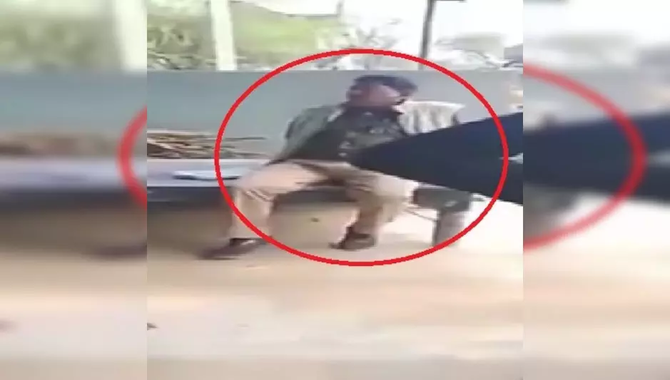 पुलिस कांस्टेबल पर गिरी गाज, रिश्वत लेते कैमरे में कैद पुलिस कांस्टेबल पर गिरी गाज, रिश्वत लेते कैमरे में कैद