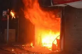Jammu: अखनूर हादसे में लोगों में डर, आग लगने से घर का सारा सामान जलकर राख Jammu: अखनूर हादसे में लोगों में डर, आग लगने से घर का सारा सामान जलकर राख