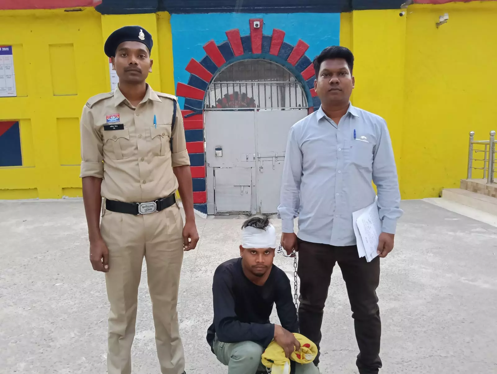 घर में घुसकर महिला से छेड़खानी, आरोपी को पुलिस ने किया गिरफ्तार घर में घुसकर महिला से छेड़खानी, आरोपी को पुलिस ने किया गिरफ्तार